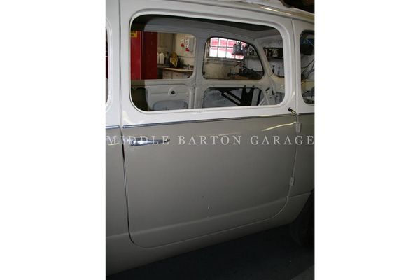 REAR DOOR RH 600M