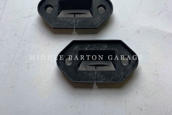 FRONT BONNET HINGE RUBBERS (PAIR) 600/D/E