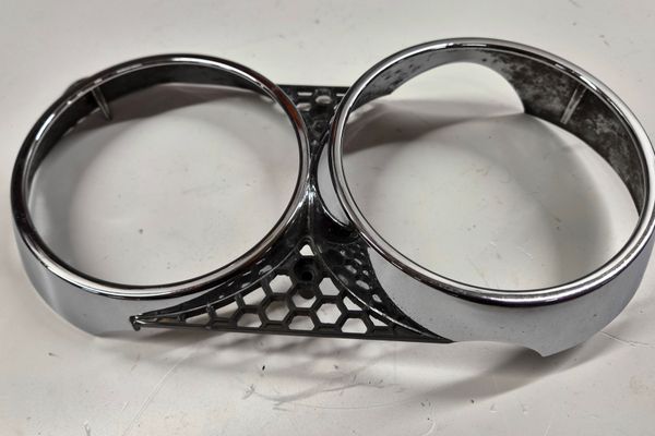 LEFT HAND HEADLIGHT TRIM 124 BC